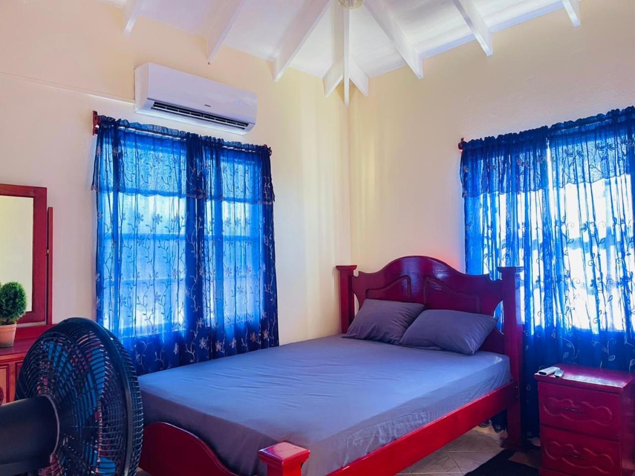 Castle Berry Apartments Kingstown Buitenkant foto